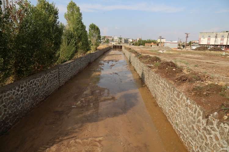 Çınar Belediyesi Kanal Temizlik Çalışmalarını Sürdürüyor 